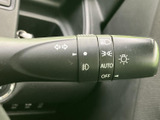 操作しやすい位置に配置されたウインカーレバー。スムーズな操作感で、安全な車線変更をサポートします。直感的に操作できる設計です。