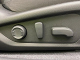 【メモリー機能付きパワーシート】ドライバーごとに設定したシート位置を記憶して、ボタン一つで切り替えできる便利な機能!運転する方が複数名いらっしゃるご家庭におすすめです♪