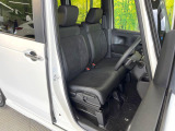 運転席まわりには十分なスペースがあり、大柄な方でもゆったり運転していただける環境です。