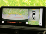 後方の状況を鮮明に映し出し、安全な駐車をサポートします。狭い場所でも、スムーズな車庫入れをアシストします。