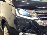 【LEDヘッドライト】悪天候や夜間走行時も良好な視界を確保し安心して運転できる高輝度LEDヘッドライトを装備!点灯速度が早く、消費電力も抑えられています。