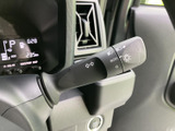 操作しやすい位置に配置されたウインカーレバーは、スムーズな車線変更をサポートします。確実な操作感で、安全な運転に貢献します。使いやすさを追求した設計です。