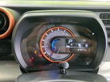 視認性の高いメーター類が、運転に必要な情報を的確にドライバーへ伝えます。走行距離や燃料残量など、一目で状況を把握できます。