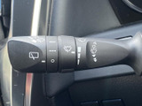 雨天時でもクリアな視界を確保できるワイパーレバー。操作も簡単で、運転の安全性を高めます。様々な状況に対応可能です。