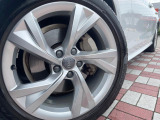 ●純正18インチアルミホイール:輸入車ならではの卓越した走りを支えるホイールと足回りです!日本車の走りに慣れている方にもぜひ体感して頂きたいほど、高いレベルでまとまっています!