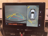 車を上から見たような視点のパノラミックビューモニター。後方の死角だけでなく左右や前方の障害物の発見もしやすくなります!