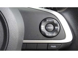 ステアリングスイッチ付き。前方から目を離すことなく操作することが可能です。