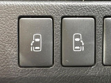 【両側パワースライドドア】スマートキーや運転席のスイッチで後席両側スライドドアの開閉が可能♪電動だから力を入れてドアを開ける必要が無く、小さなお子様でも簡単に開け閉めでき快適です♪