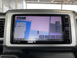 見やすい地図表示で、目的地までの道順をスムーズに検索できます。渋滞情報も確認でき、効率的な移動をサポートします。運転に役立ちます。
