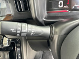 雨天時でもクリアな視界を確保するワイパーレバー。操作も簡単で、運転中の視界を良好に保ちます。安全な運転をサポートします。
