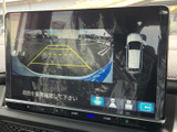 狭い道や駐車場でも、安全に駐車をサポートします。後方の状況をしっかり確認できます。