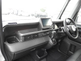 ★助手席周辺★ダッシュボードに収納量豊富なBOXがあり、いつもすっきりとした車内!ほしい場所にちょうど良い収納を備えています。大きなフロントガラスによって見晴らしも良く快適な座り心地となっております!