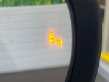 【ブラインドスポットモニター】走行中、ドアミラーの死角になりやすい箇所に後続車が接近するとサイドミラー付近に警告を表示、ドライバーに注意喚起をしてくれます。