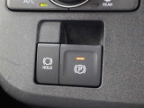 「HOLD」スイッチを押し、システムONの状態にしておくことで、渋滞や信号待ちなどでブレーキを踏んで停車した時にブレーキを保持。アクセルを踏むと解除されます。
