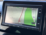 目的地までスムーズに導いてくれるナビゲーションシステム。高精細な画面で、運転中の情報確認も楽々です。快適なドライブをサポートします。