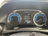視認性の高いメーターで、運転に必要な情報を的確に把握できます。液晶ディスプレイも搭載し、洗練された印象を与えます。