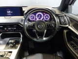 【運転席インテリアデザイン】左右対称のインテリアデザインでドライバーを包み込み運転に集中できるように設計されています。