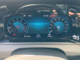 【Digital Cockpit Pro】基本の速度計とタコメーターの表示に加え、中央にドライビングデータやマップなどを少ない視線移動で視認できます。