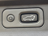 【パワーバックドア】スマートキーや運転席のボタンを押すだけでリアゲートが自動で開閉します!荷物を持っている時や、高い位置にあるバックドアを閉める際に便利な機能です♪