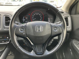 握りやすいステアリングは、運転操作をスムーズに行えます。スポーティーなデザインで、ドライビングへの没入感を高めます。