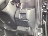 【片側パワースライドドア】スマートキーや運転席のスイッチで後席片側スライドドアの開閉が可能♪電動だから力を入れてドアを開ける必要が無く、小さなお子様でも簡単に開け閉めでき快適です♪