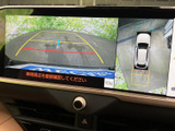 後方確認がスムーズに行えるバックモニター。狭い道や駐車場での運転も、より安心安全に。運転に自信がない方にもおすすめです。