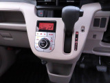 運転のしやすいインパネシフトです。運転席の足元も広くとても快適ですよ。
