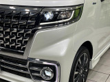 【LEDヘッドライト】悪天候や夜間走行時も良好な視界を確保し安心して運転できる高輝度LEDヘッドライトを装備!点灯速度が早く、消費電力も抑えられています。