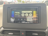 見やすい大画面で、快適なドライブをサポート。Apple CarPlayやAndroid Autoにも対応しており、スマートフォンとの連携もスムーズです。