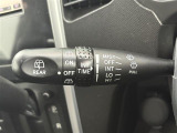 【オートワイパー(AUTO)】雨が降り出した時に、雨滴検出用センサー(レインセンサー)が雨滴を感知すると、自動でワイパーが動作します。