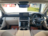 運転廻りの画像です!操作スイッチ類もキレイな状態です。専門スタッフが内外装を清掃・きめ細かい箇所までクリーニングしています。