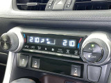 左右独立温度コントロールフルオートエアコンです。運転席、助手席それぞれで独立して温度設定ができます。冷え性の方が乗っても安心ですね♪