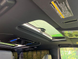 【サンルーフ】開放感たっぷりの希少装備、サンルーフが装着されています!車内に明かりを取り入れたり景色を楽しむ以外にも、車内の空気も簡単に換気できて快適です!