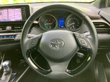 握りやすいステアリングで、運転操作を快適に行えます。操作性にも優れており、スムーズなドライビングを実現します。