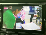 鮮やかな映像で、車内をエンターテイメント空間に変えます。長距離移動も飽きさせない、充実の機能が魅力です。