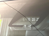【トヨタセーフティセンス】走行中に前方の車両等を認識し、衝突しそうな時は警報とブレーキで衝突回避と被害軽減をアシスト。より安全にドライブをお楽しみいただけます。
