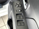 【電動格納ミラー】サイドミラーは電動格納式となっており、狭い駐車場でもキズがつくリスクを抑えられます。