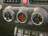 【オートエアコン】一度お好みの温度に設定すれば、車内の温度を検知し風量や温度を自動で調整。暑い&hellip;寒い&hellip;と何度もスイッチ操作をする必要はありません。快適な車内空間には必須の機能ですね♪