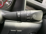 確実な操作感で、安全な車線変更をサポート。直感的に操作でき、スムーズな運転を可能にします。使いやすさを追求した設計です。