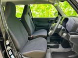 運転席からの視界は広く、運転操作がしやすい設計です。シートの形状も身体にフィットし、長距離運転でも疲れにくいでしょう。