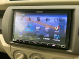 CDやUSB、SDカードなど、多様なメディアに対応。お気に入りの音楽を車内で楽しめます。多彩な入力端子で、様々な機器との接続も可能です。