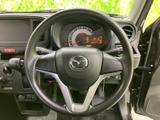 握りやすいステアリングは、長距離運転でも疲れにくい設計です。操作性も高く、スムーズなドライビングをサポートします。