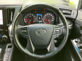 握りやすいステアリングは、運転操作を快適にします。オーディオや通話などの操作もステアリング上から行え、安全運転をサポートします。