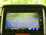 後方確認モニターで駐車時の安全性を高め、狭い場所でもスムーズな運転をサポートします。運転がより安心してできるようになります。