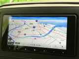 見やすい地図画面で、目的地へのナビゲーションをスムーズに行えます。初めての場所でも安心して運転できます。運転の安全性を高めます。
