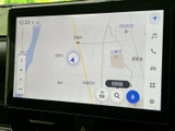高精細な地図表示で、運転に必要な情報を分かりやすく表示。スムーズなルート案内で、目的地まで安心してお届けします。渋滞情報も確認できます。