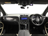 前車追従機能、レーンキープアシスト、ヘッドアップディスプレイも備わり、多数のオプションを備えております。