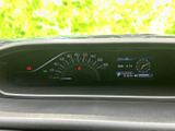 視認性の高いメーター類が、運転に必要な情報を分かりやすく表示します。運転状況を一目で把握し、安全運転をサポートします。