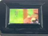 停車中には、TV番組やDVDをお楽しみいただけます。長距離移動や休憩時間も、快適に過ごせる空間をご提供します。