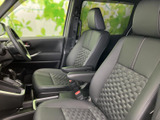 運転席は、操作性と快適性を両立。スムーズな運転操作をサポートします。長時間の運転でも疲れにくい設計です。